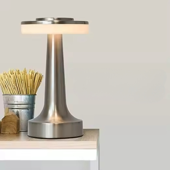 Lampka bezprzewodowa dekoracyjna LED 3W 40lm CCT 3 barwy światła SREBRNA USB-C Q044B
