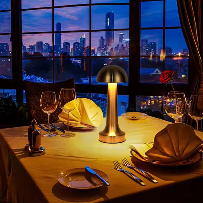 Lampka bezprzewodowa dekoracyjna LED 3W 40lm CCT 3 barwy światła złota USB-C Q042C