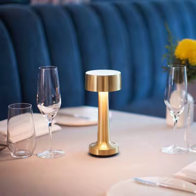 Lampka bezprzewodowa dekoracyjna LED 3W 40lm CCT 3 barwy światła złota USB-C Q042C