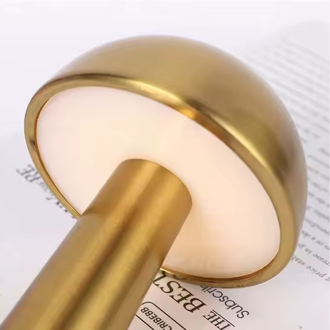 Lampka bezprzewodowa dekoracyjna LED 3W 40lm CCT 3 barwy światła złota USB-C Q042C