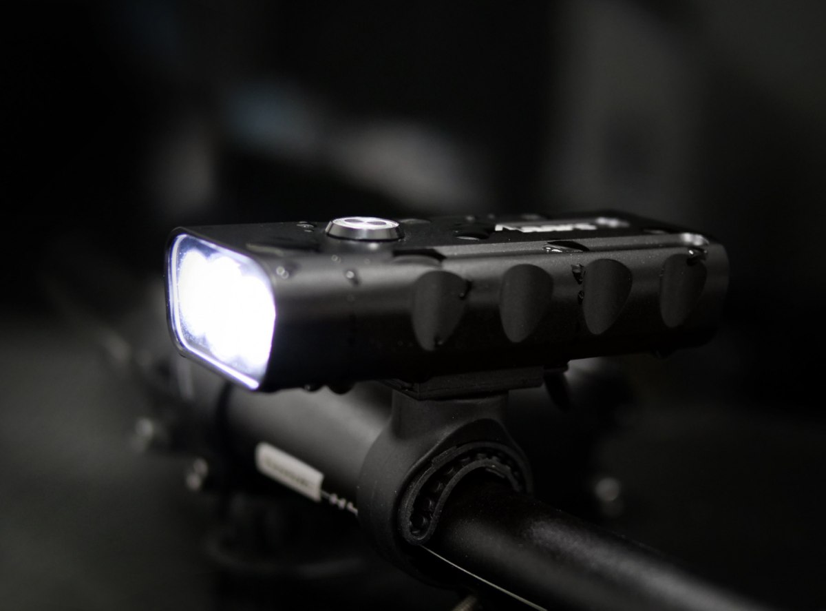 Lampka rowerowa akumulatorowa przód 700lm LED IPX5 USB MR601 MAARS